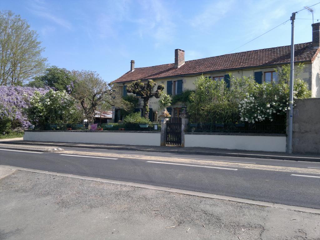 La Maison Jaune Bouresse Exterior foto