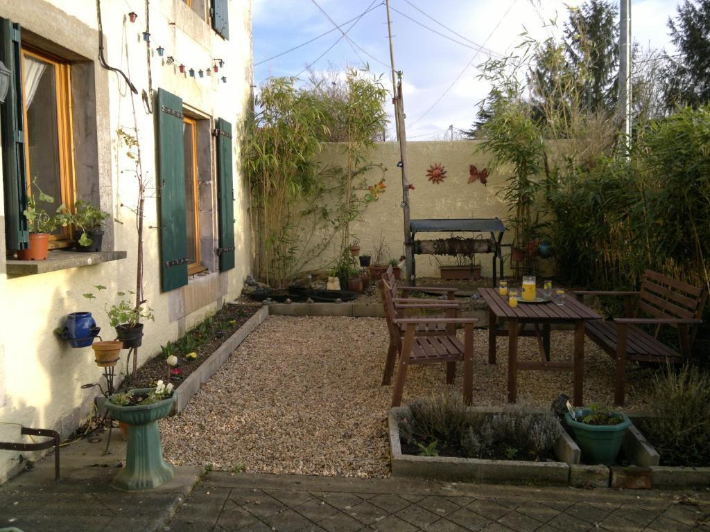 La Maison Jaune Bouresse Exterior foto
