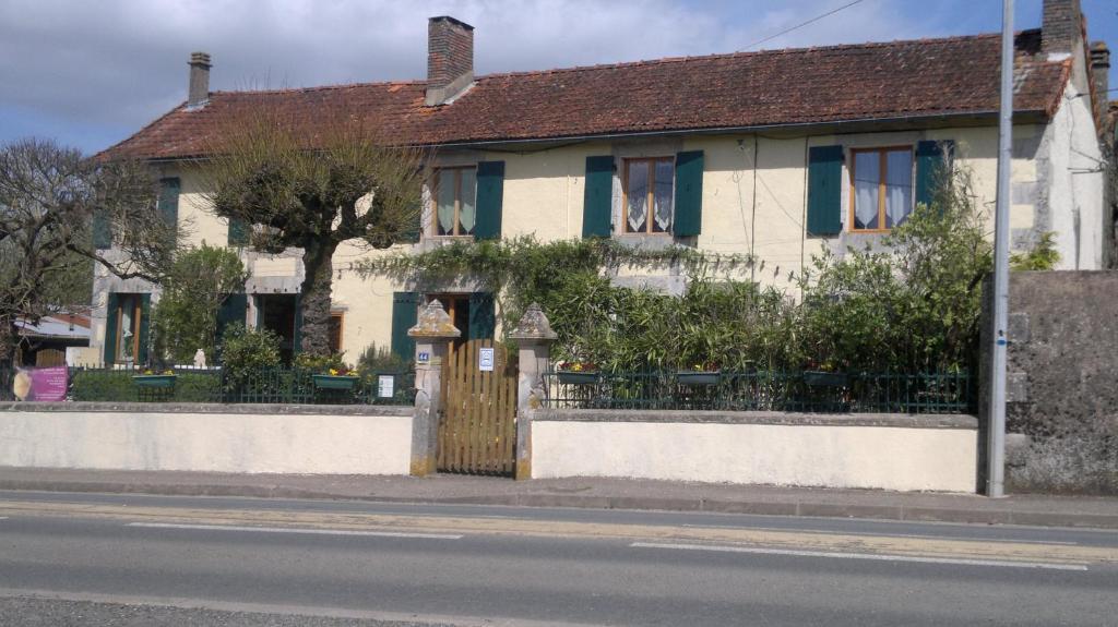 La Maison Jaune Bouresse Exterior foto
